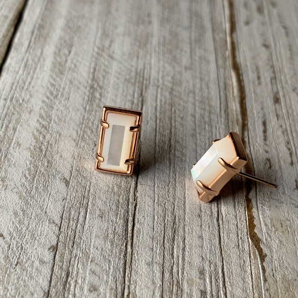 Kendra Scott Paola Stud Earrings Rose Gold MOP NEW - Picture 4 of 4